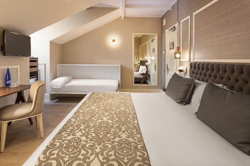 Catalonia Las Cortes Hotel