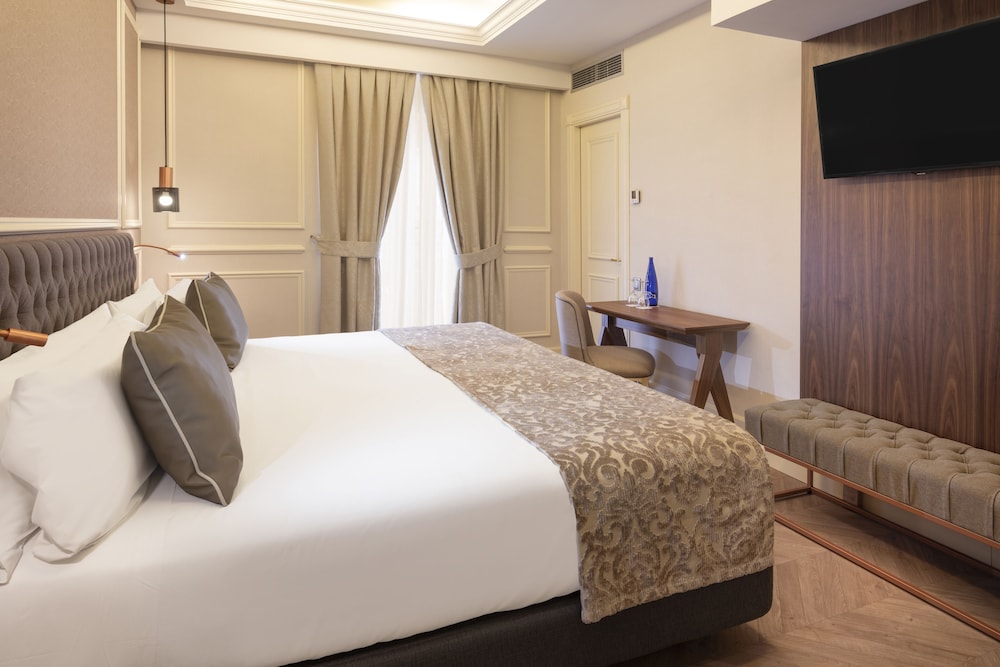 Catalonia Las Cortes Hotel