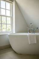 Barnett Hill - Luxury Hotel
