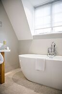 Barnett Hill - Luxury Hotel