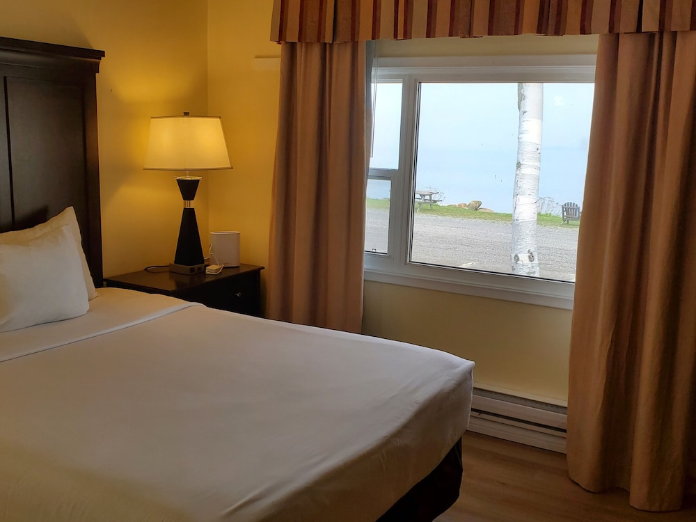 Carolyn Beach Inn & Restaurant