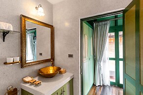 Aana Resort & Spa