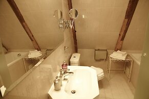 CRU Hotel