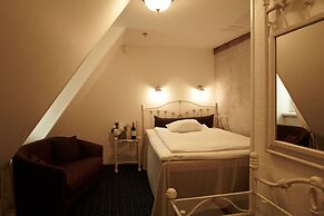 CRU Hotel