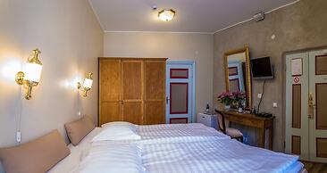 CRU Hotel