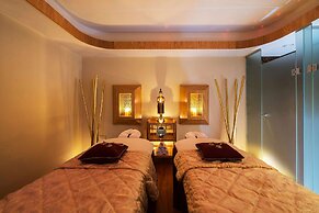 Constantinou Bros Pioneer Beach Hotel