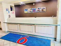 Motel 6 Red Deer, AB