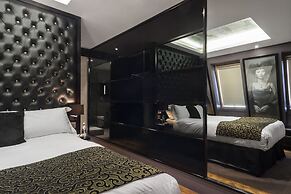 Le Monde Hotel