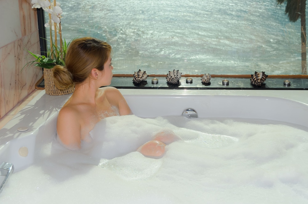 Las Rocas Resort And Spa