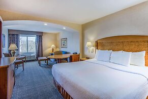 La Quinta Inn & Suites by Wyndham Islip - MacArthur Airport