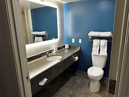 La Quinta Inn & Suites by Wyndham Islip - MacArthur Airport