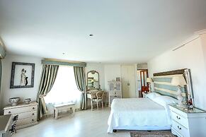 Misty Waves Boutique Hotel