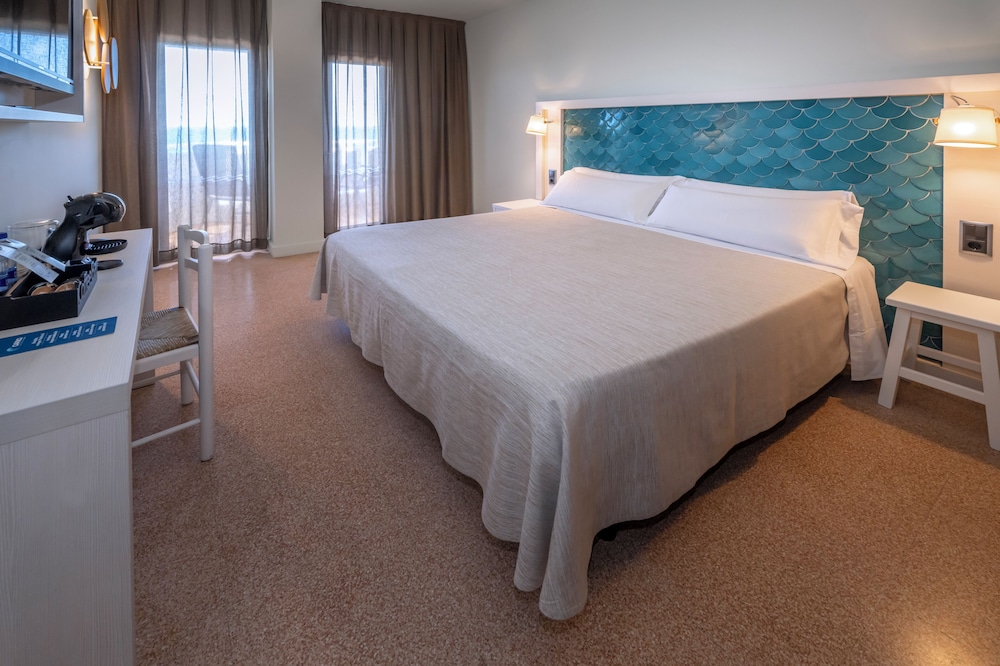 Caprici Beach Hotel & Spa