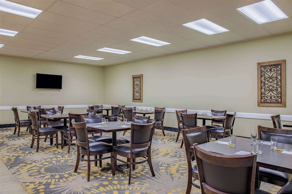 Days Inn & Conference Centre by Wyndham Cranbrook
