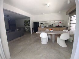 Hix Island House