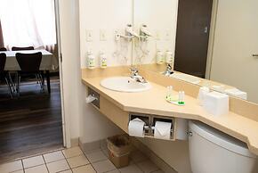 Super 8 by Wyndham Mississauga