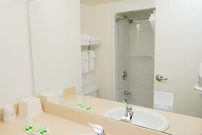 Super 8 by Wyndham Mississauga