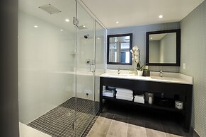 Holiday Inn Niagara Falls - By The Falls by IHG