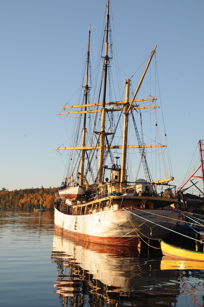 Smugglers Cove Inn
