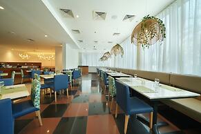 Arabian Park Dubai, an Edge by Rotana Hotel