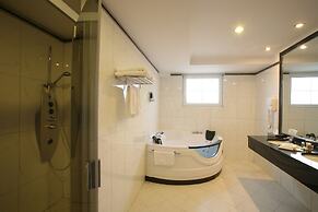 Ramada Hotel & Suites by Wyndham Bucharest North