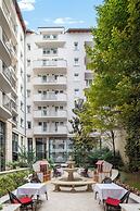 Queen's Court Hotel & Residence