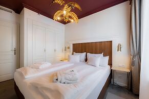 Queen's Court Hotel & Residence