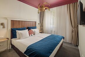Queen's Court Hotel & Residence