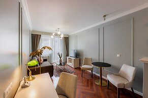 Queen's Court Hotel & Residence