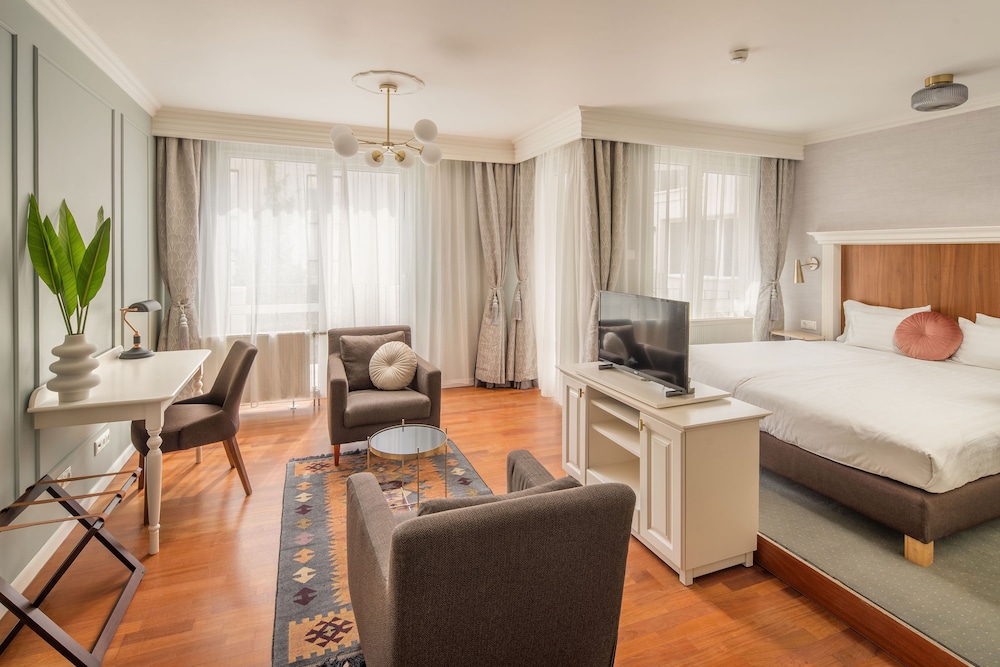 Queen's Court Hotel & Residence