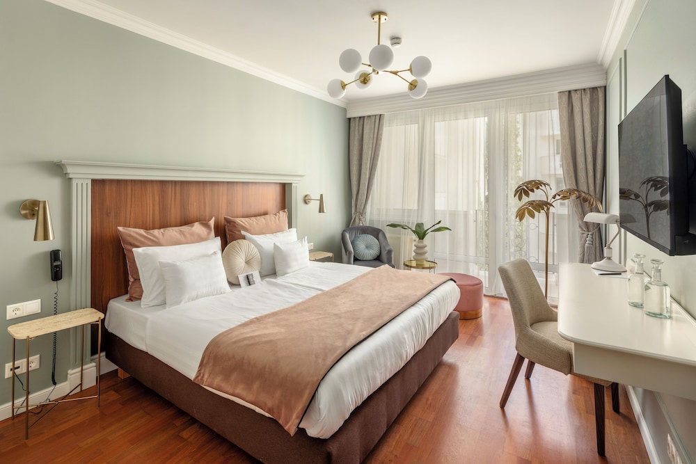 Queen's Court Hotel & Residence