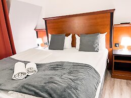 City Hotel West