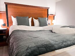 City Hotel West