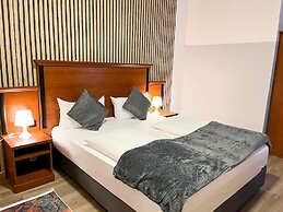 City Hotel West