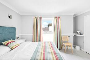 Waters Edge Hotel