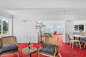 Waters Edge Hotel