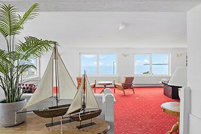 Waters Edge Hotel