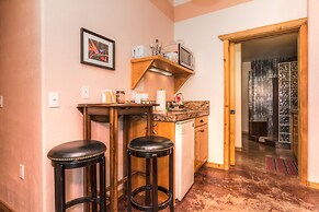 DiamondStone Guest Lodges