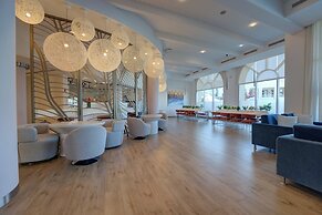 Millennium Lakeview Hotel