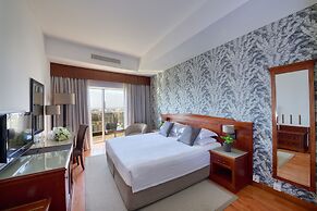 Majestic City Retreat Hotel