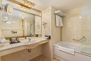 Aro Palace Hotel