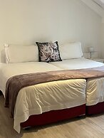 Mountain Manor Guest House & Executive Suites