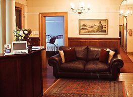 Mountain Manor Guest House & Executive Suites