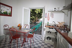 Mountain Manor Guest House & Executive Suites