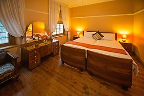 Mountain Manor Guest House & Executive Suites