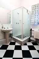 Mountain Manor Guest House & Executive Suites