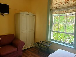 Mountain Manor Guest House & Executive Suites
