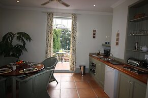 Mountain Manor Guest House & Executive Suites