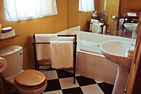 Mountain Manor Guest House & Executive Suites