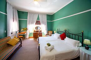 Mountain Manor Guest House & Executive Suites